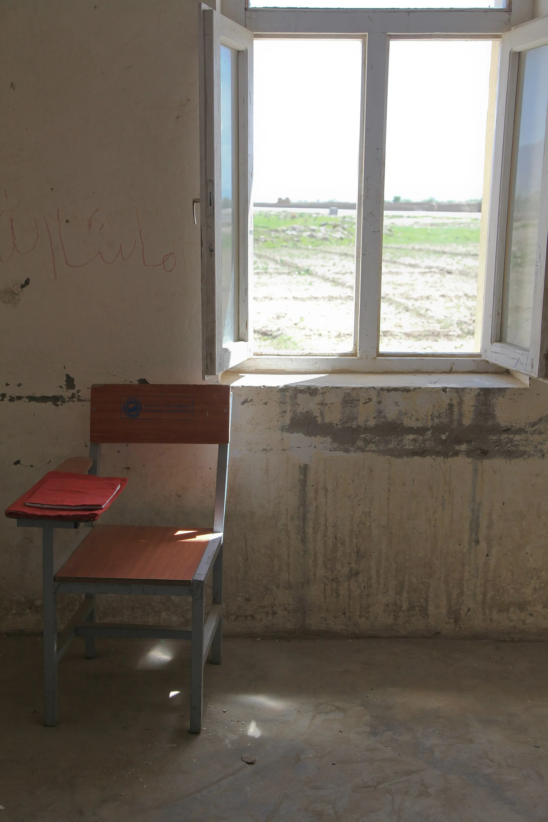 Üres szék egy ablak előtt őszi fényben